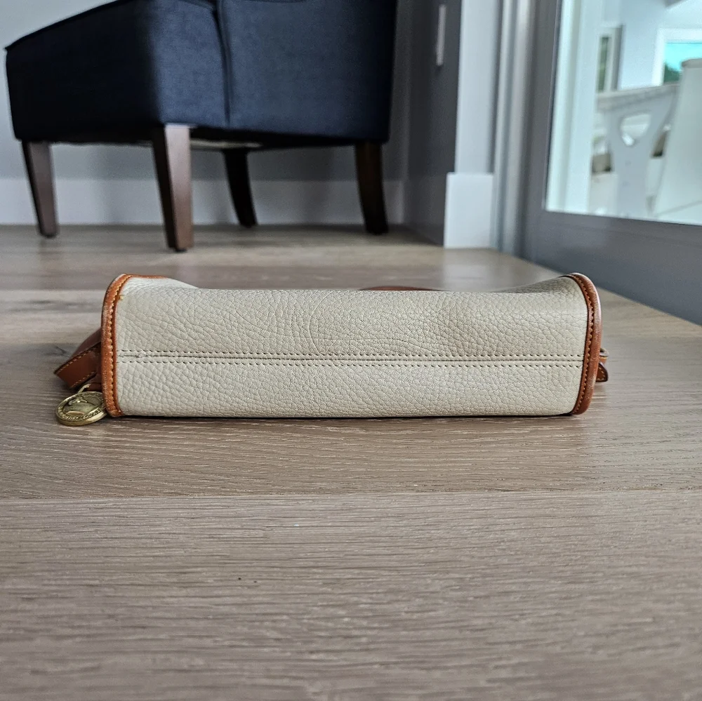 Dooney & Bourke Leather Crossbody Bag EUC - Picture 9 of 16